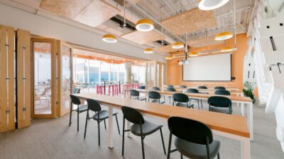 Conference room at wework designed to be a classroom.